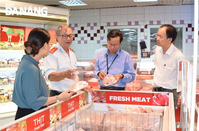 Ban Quản lý An toàn thực phẩm thành phố kiểm tra việc kinh doanh thịt heo tại các siêu thị.