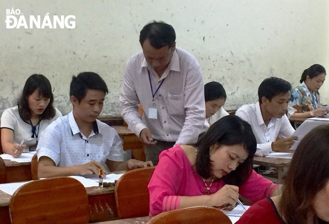 Các giáo viên thực hiện bài kiểm tra năng lực.