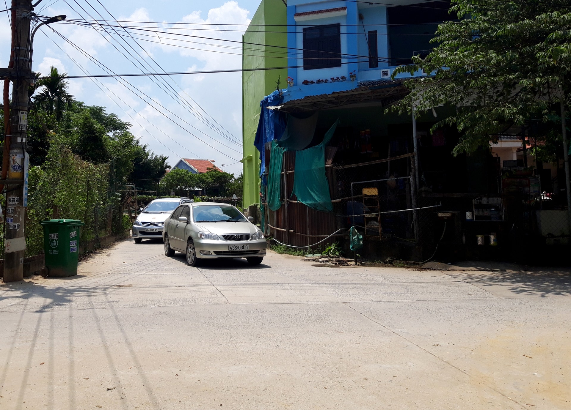 Chạy vào đường làng, ô tô chạy với tốc độ nhanh và không bấm còi cảnh báo. Ảnh: Q.Đ