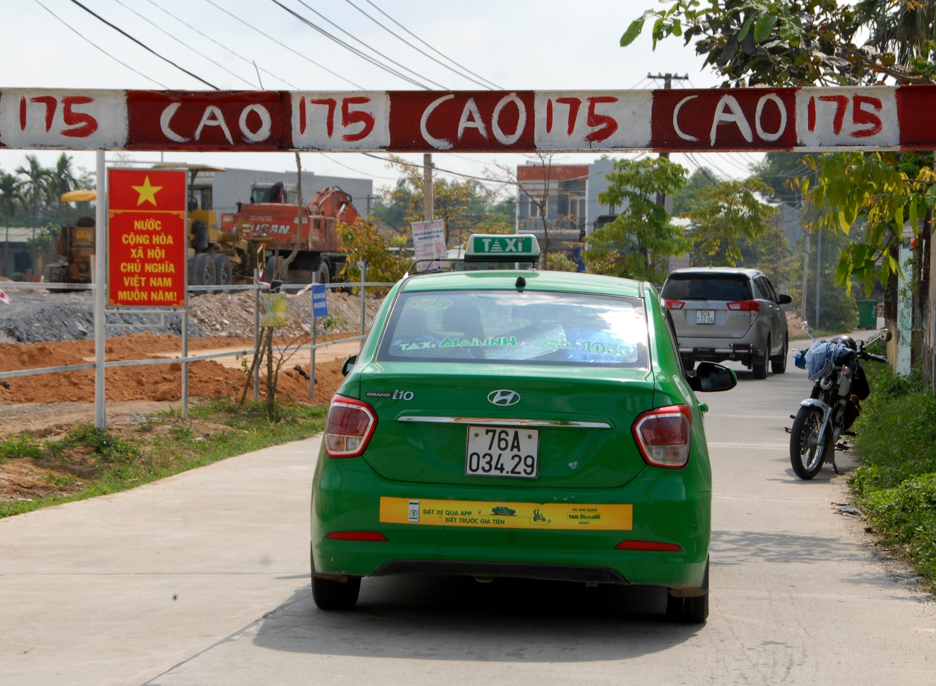 Dù đã có barie cảnh báo, nhưng các phương tiện ô tô vẫn ngang nhiên lưu thông. Ảnh: Q.Đ