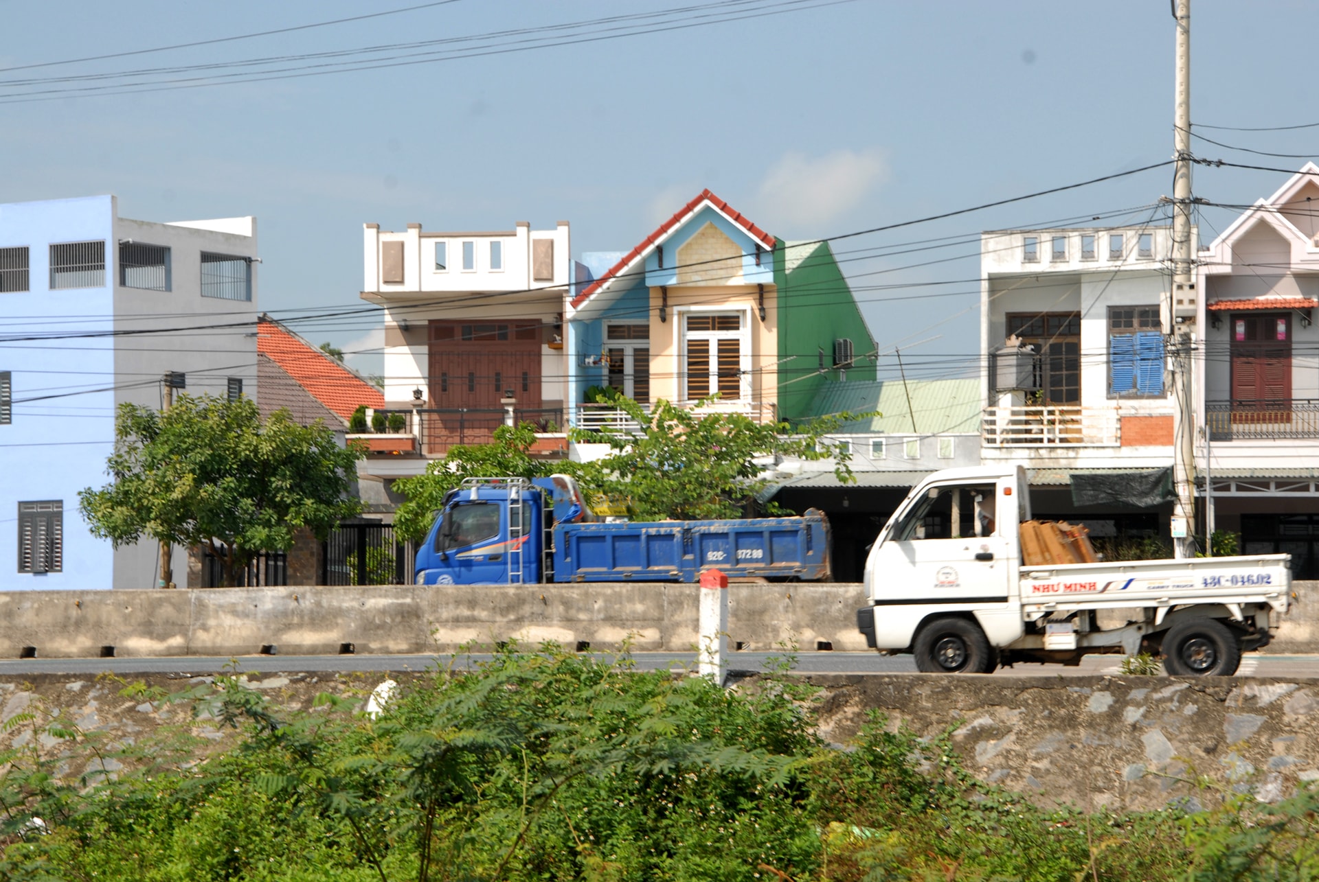 Nhiều ô tô tải (thấp hơn 1,7m) chở vật liệu xây dựng cũng chạy ngược chiều để tránh trạm. Ảnh: Q.Đ