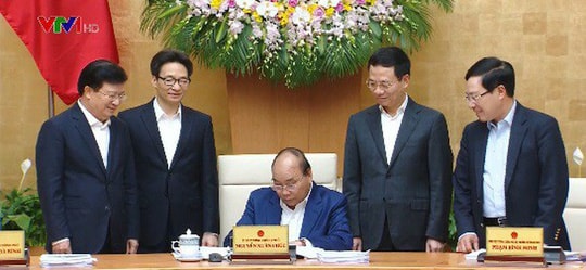 Thủ tướng Nguyễn Xuân Phúc ký quyết định phê quyệt quy hoạch báo chí. Ảnh: VTV
