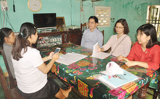 Ông Phạm Quang Vinh cùng các thành viên đoàn công tác kiểm tra thực tế thu thập thông tin tại hộ của điều tra viên trên địa bàn phường Tân Thạnh. Ảnh: N.Đ