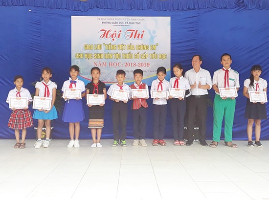 Phòng GD-ĐT huyện Nam Giang trao giải thưởng cho các cá nhân xuất sắc. Ảnh: T.THU