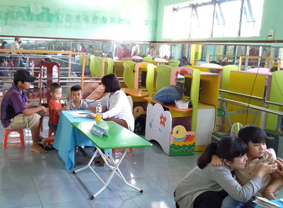 Trạm Y tế xã Tam Lộc triển khai chiến dịch tiêm sởi - rubela tháng 3.2019. Ảnh: B.A