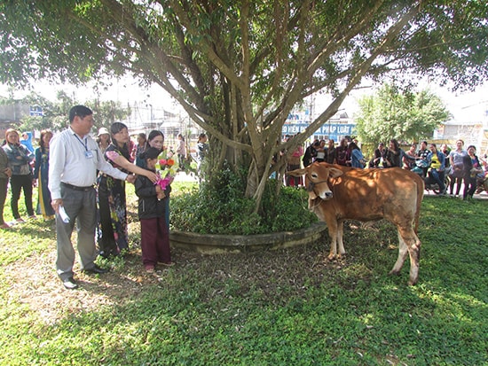 Phụ nữ xã Tam Hiệp huy động nguồn lực trao phương tiện sinh kế cho hội viên. Ảnh: Văn Phin