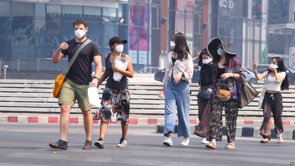 Khách du lịch đeo khẩu trang vì ô nhiễm không khí tại Chiang Mai, Thái Lan. Ảnh: AP