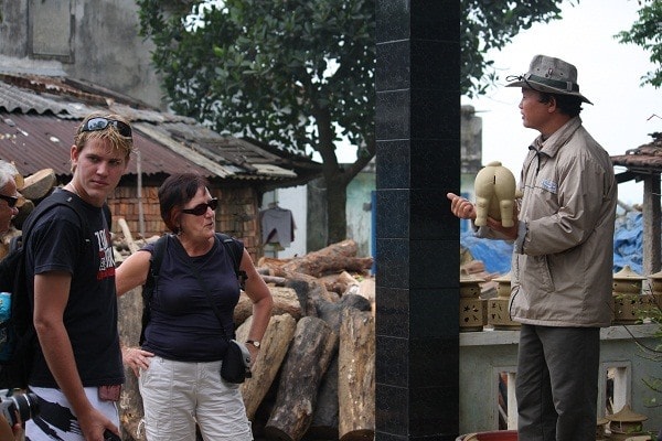 Visitors to Thanh Ha pottery village are very interested in the story of the pig on the occasion of the year of the pig.