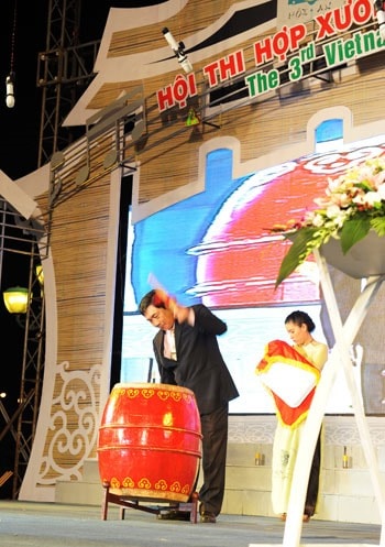 Mr Le Van Giang, Chairman of the Hoi An City People’s Committee beating the drum to open the choir competition.
