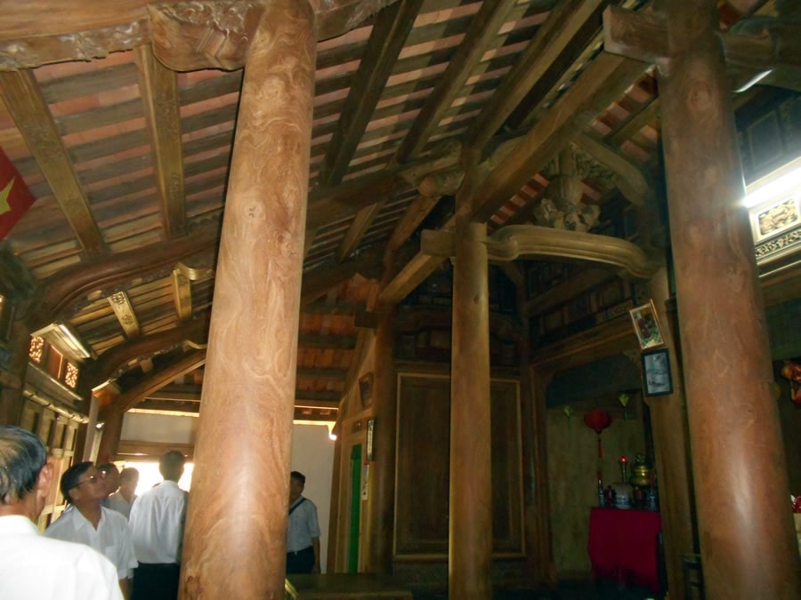 Visitors at Mr. Nguyen Dinh Hoan’s ancient house