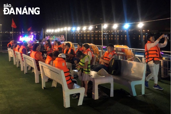 Những dịp cuối tuần, các tàu trên sông Hàn thường đông khách hơn vì khách muốn ngắm cầu Rồng phun lửa, phun nước.