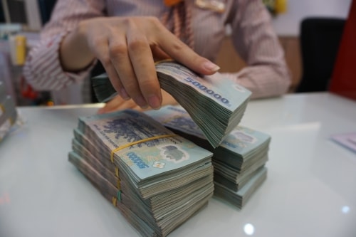 Giao dịch tại quầy một ngân hàng thương mại. Ảnh: Anh Tú
