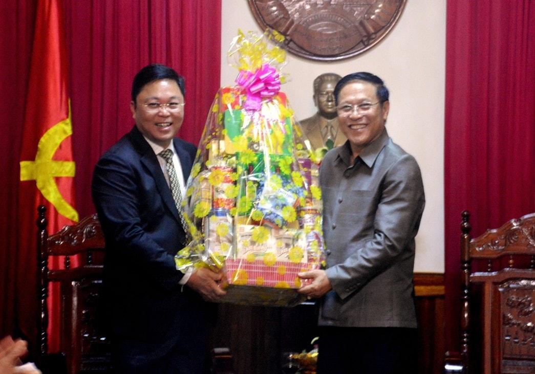  Deputy Chairman Le Tri Thanh (left) gives a New Year gift to the Laotian Consulate General in Da Nang.