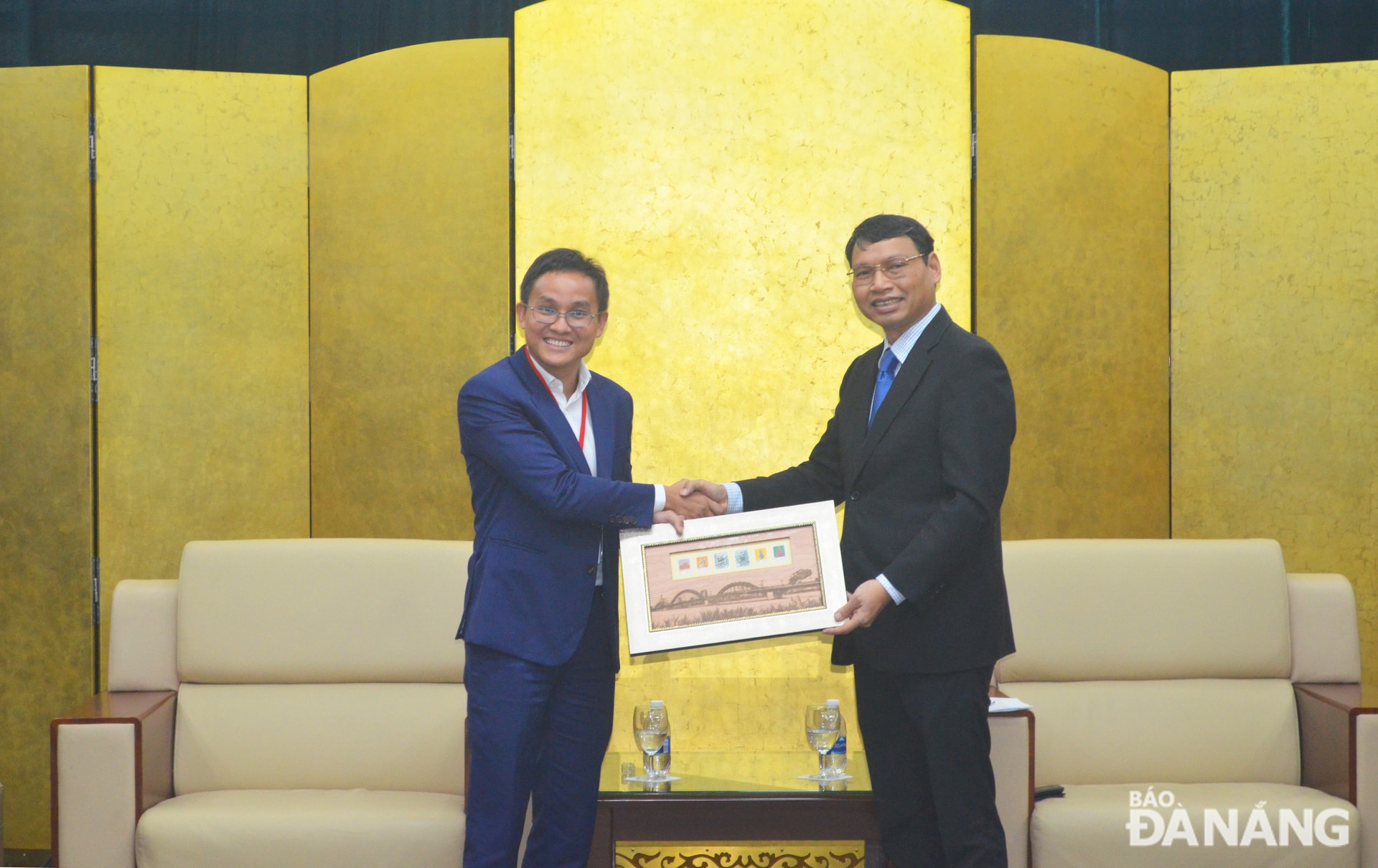 Thông qua buổi làm việc, hai bên hy vọng sẽ có cơ hội hợp tác, đầu tư tại Đà Nẵng. Trong ảnh: Phó Chủ tịch UBND thành phố Hồ Kỳ Minh (phải) tặng quà lưu niệm cho đại diện Liên đoàn doanh nghiệp Singapore.