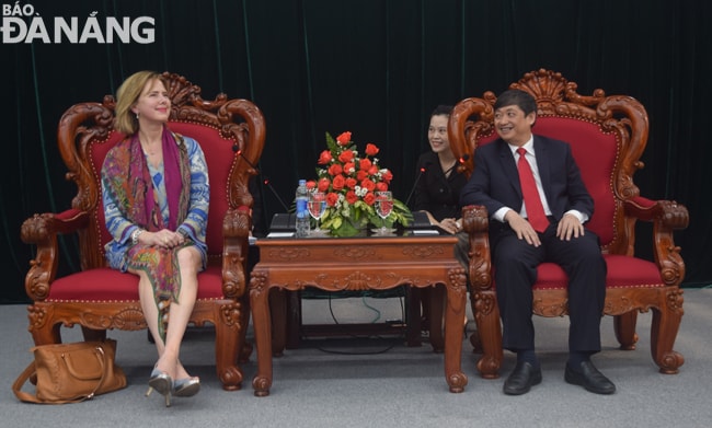 Phó Chủ tịch Thường trực UBND thành phố Đà Nẵng Đặng Việt Dũng đã tiếp và làm việc với Đoàn công tác Chính phủ Hà Lan do bà Cora van Nieuwenhuizen Bộ trưởng Bộ Cơ sở hạ tầng và Quản lý nước Hà Lan làm trưởng đoàn. 