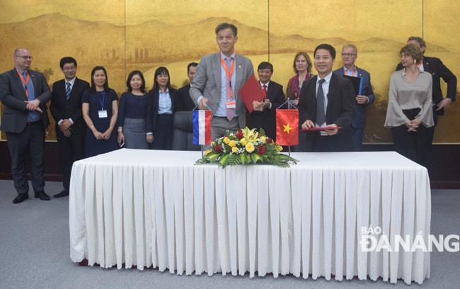  Nhóm Công ty Cảng chính Đà Nẵng (DNMC) bao gồm các công ty cố vấn triển khai Cảng chính Hà Lan (Cơ quan quản lý cảng chính chủ đạo của nền kinh tế Hà Lan). DNMC ký kết “Ý Định Thư” với Sở Xây dựng thành phố Đà Nẵng. 