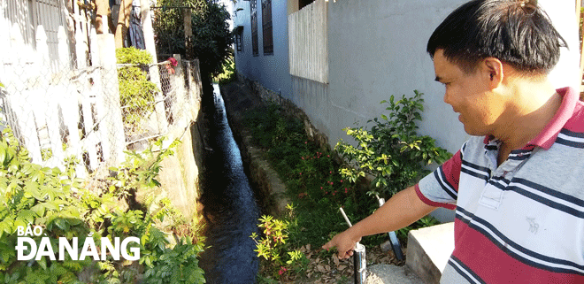 Đoạn mương hở chảy qua khu dân cư tổ 1, thôn Quang Châu (xã Hòa Châu, huyện Hòa Vang) thường xuyên bốc mùi hôi, ảnh hưởng đến cuộc sống người dân.