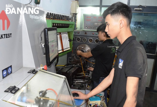 Việc đa dạng hóa các loại hình dịch vụ kinh doanh vận tải, sửa chữa, hậu cần ô-tô không chỉ mang lại doanh thu cao cho HTX Ô-tô vận tải số 1 Đà Nẵng mà còn đào tạo, giải quyết nhiều việc làm cho con em của các thành viên.