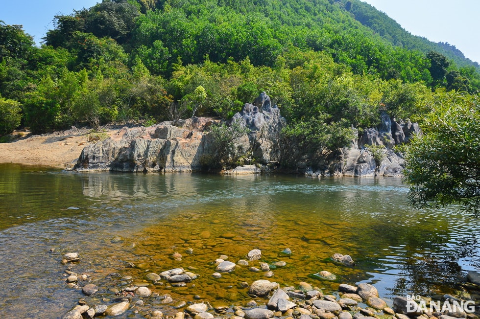 Tại Vũng Bọt, du khách có thể câu cá, bắt tôm, tắm suối, cắm trại qua đêm. Và sẽ an toàn hơn khi du khách đi cùng người dân địa phương, những người am hiểu về con suối. Với những du khách muốn cắm trại thì thời điểm thích hợp nhất là tầm 14 giờ chiều hôm trước đến sáng ngày hôm sau.