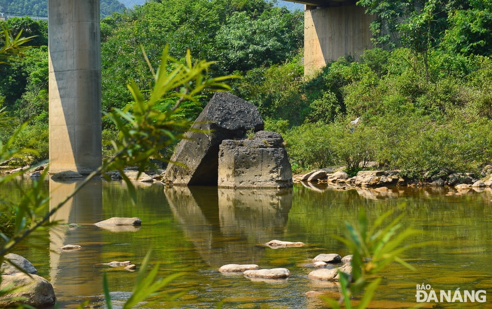 Theo thông tin từ Phòng Văn hóa – Thông tin huyện Hòa Vang, đây là phế tích của một cây cầu do thực dân Pháp xây dựng, phục vụ chiến tranh, khai thác, vận chuyển lâm sản, vàng; đã bị đánh sụp, chỉ còn 2 trụ cầu với chi chít vết đạn, bom. Ảnh: MAI HIỀN