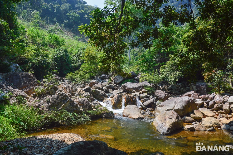 Khác với Vũng Bọt, địa điểm này không thích hợp để cắm trại qua đêm. Anh Vũ cho hay: “Thường thì tôi hay dẫn khách ghé Khe Đương vào tầm 10h00 đến 16h00. Tại đây, du khách có thể tắm suối. Với những ai muốn ăn cơm lam, thịt nướng thì báo trước để tôi chuẩn bị rồi mang lên đây nướng, ăn trưa”. Ảnh: XUÂN SƠN