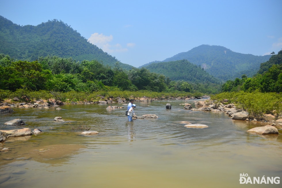 Cách suối Vũng Bọt khoảng 3km là Khe Đương (thuộc thôn Tà Lang. Đây là một điểm đến thú vị với những ai thích hòa mình vào dòng nước suối mát lạnh. Muốn đến được đây, du khách phải băng qua một con suối nhỏ, không sâu nhưng đá trơn trượt và một con đường dốc nhỏ chừng 1km, hơi khó đi với những ai lần đầu trải nghiệm. Ảnh: XUÂN SƠN