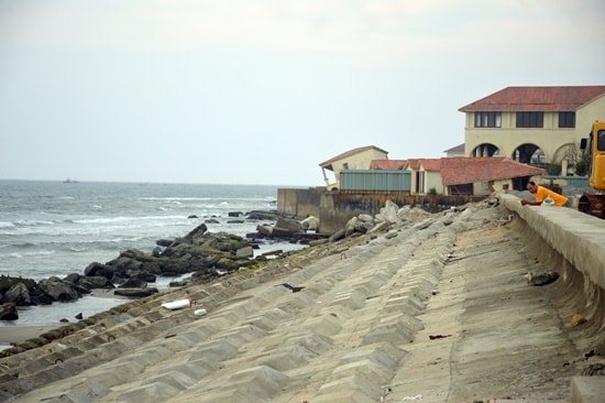 The concrete embankment along Cua Dai coast, temporary solution to coastal erosion here. Photo: internet