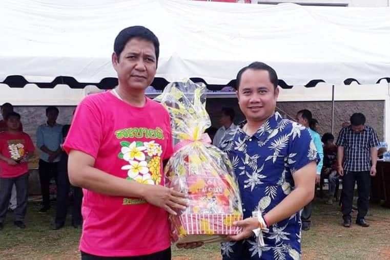 Vice Chairman of the Nam Giang district’s People’s Committee Aviet Son (left) gives a New Year gift to a Dak Chung’s leader.