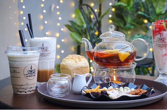 Từ cà-phê đến các loại nước ép, sinh tố ở đây có giá dao động từ 20.000 đồng -35.000 đồng/món.