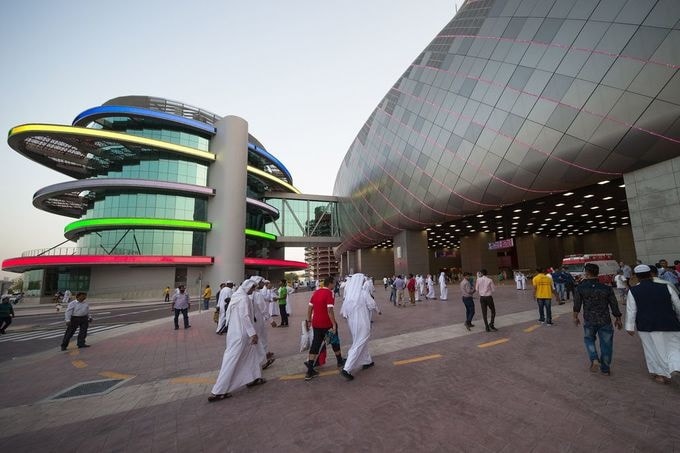 Tháng 12/2010, Qatar được chọn là nơi tổ chức World Cup 2022. Nước này cam kết xây 12 sân vận động hoành tráng với công nghệ làm mát hiện đại để các cầu thủ không phải chịu cái nóng sa mạc. Qatar hiện cũng là nơi chuyên tổ chức các sự kiện thể thao trong khu vực.