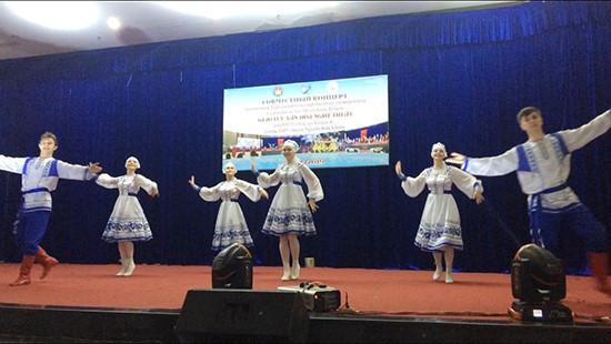 An art performance by students from Kurgan at Nguyen Binh Khiem Specialized High School