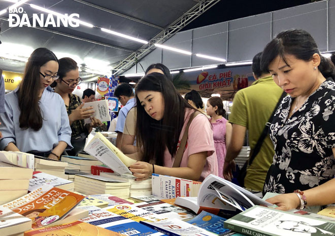 Đông đảo bạn đọc đến Hội sách Hải Châu 2019. Ảnh: NGỌC HÀ