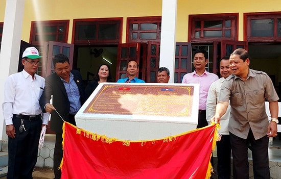 Leaders of Nam Giang and Dak Chung districts at the hand-over ceremony of the boarding house.