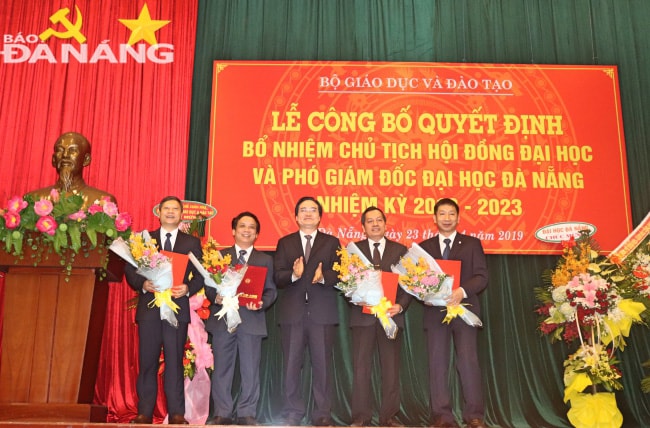 Bộ trưởng Bộ GD&ĐT Phùng Xuân Nhạ trao các quyết định bổ nhiệm.