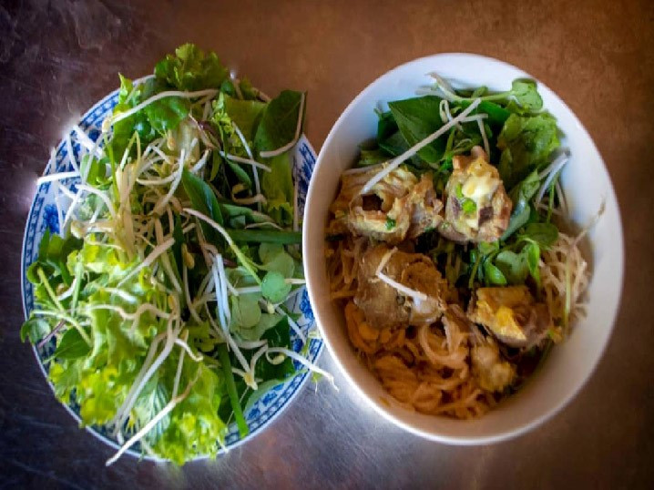 Cassava noodles cooked with fish or chicken.