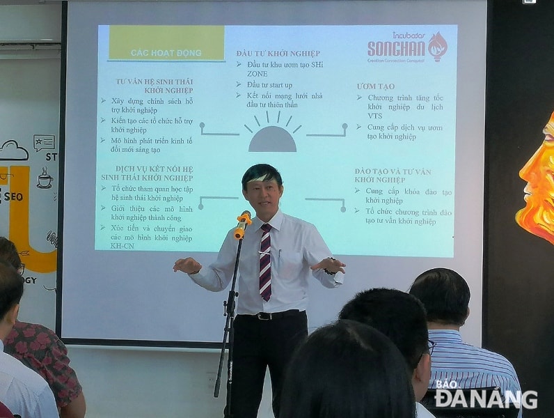 Ông Lý Đình Quân, Giám đốc Trung tâm Ươm tạo khởi nghiệp Sông Hàn đang công bố chương trình ươm tại khởi nghiệp du lịch 2019 tại buổi ra mắt không gian làm việc mới.
