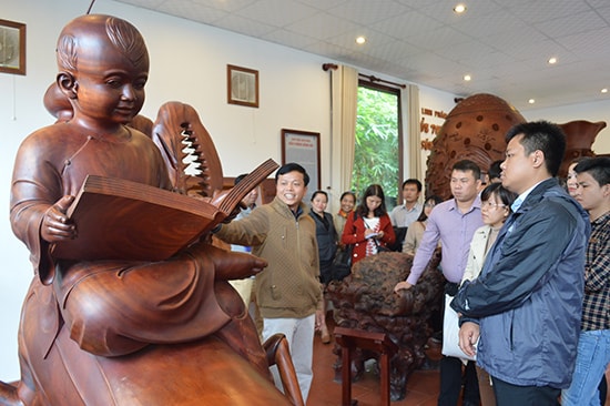 Au Lac artistic carpentry factory, one of the destinations in Cam Phu village.