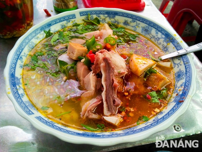 Một tô bánh canh thập cẩm với xương, chả, trứng cút... Ảnh: THÚY NGÂN
