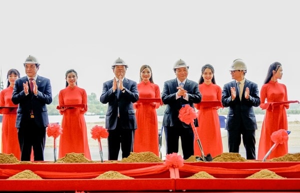 Vietnam’s Prime Minister takes part in the groundbreaking ceremony for THACO’s new wharf.