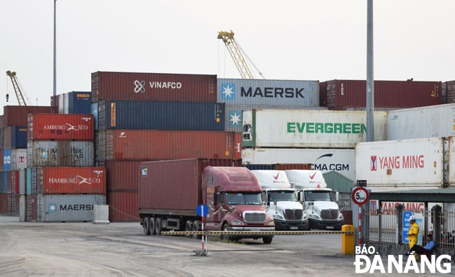 Việc giá xăng và giá điện tăng ảnh hưởng trực tiếp đến các doanh nghiệp. Ảnh: HOÀNG HIỆP