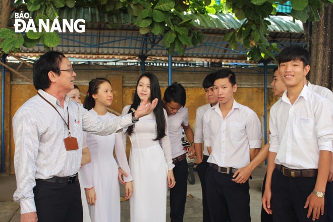 Khi mối quan hệ giữa thầy và trò trở nên thân thiết, thì bạo lực học đường sẽ có cơ hội được đẩy lùi.  Trong ảnh: Thầy trò chuyện cùng trò trong giờ ra chơi ở Trung tâm Giáo dục thường xuyên quận Sơn Trà. Ảnh: T.Y