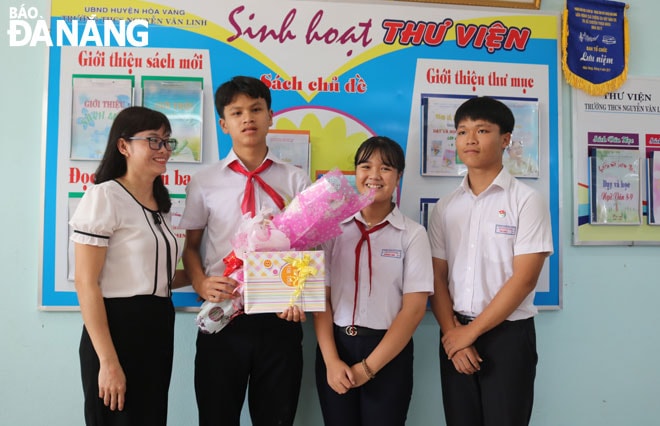 Việc gần gũi, chia sẻ thường xuyên giữa giáo viên và học sinh giúp các em tự tin trong cuộc sống. Ảnh: T.Y