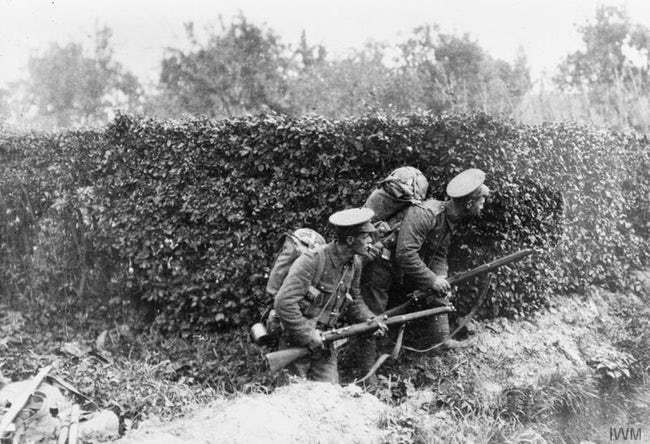 Hai người lính Anh đang nấp sau một hàng rào khi quân Đức xâm lược Bỉ năm 1914.