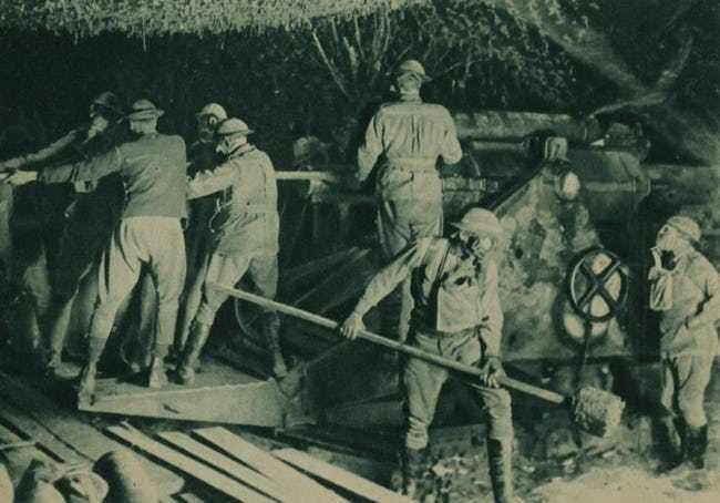 Các pháo thủ đeo mặt nạ phòng độc trong trận chiến Ypres lần thứ 3. Trận chiến này nằm trong những trận chiến ác liệt nhất Thế chiến I, diễn ra ở các dãy núi phía nam và khu vực phía đông thành phố Ypres ở Bỉ.
