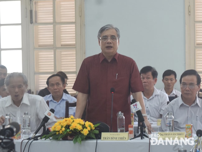 Phó Giáo sư, Tiến sỹ Trần Đình Thiên (thành viên Tổ tư vấn Chính phủ phát biểu tại hội nghị cần hướng đến mục tiêu lợi ích phát triển Đà Nẵng một cách bền vững.