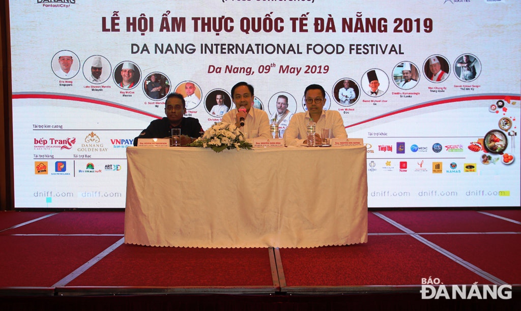 Lần đầu tiên tổ chức Lễ hội ẩm thực quốc tế Đà Nẵng 2019 sẽ có sự tham gia của 14 đầu bếp nổi tiếng từ các quốc gia trên thế giới. Trong ảnh: Ban tổ chức đang trả lời các câu hỏi của phóng viên tại buổi họp báo.