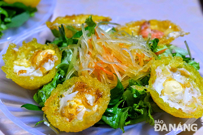 Bánh căn Đà Nẵng với màu vàng ươm và độ giòn đặc trưng.