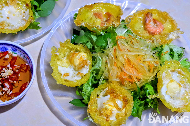 Một phần bánh căn Đà Nẵng với đầy đủ bánh căn, rau sống, đồ chua và nước mắm tỏi ớt