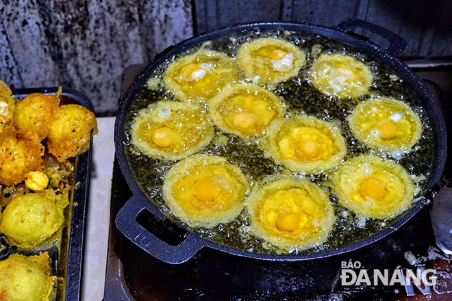 Bánh căn Đà Nẵng được chiên ngập trong dầu.