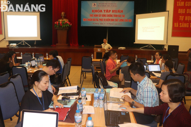 112 cán bộ, giảng viên đến từ 33 trường đại học, học viện, trường cao đẳng trên cả nước tham gia khóa tập huấn.